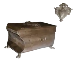 Szkatuła cukrowa z herbem Ossoria, datowana na XIX wiek