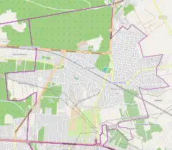 Mapa konturowa Sulejówka, blisko centrum na lewo znajduje się punkt z opisem „Ławeczka Józefa Piłsudskiego w Sulejówku”