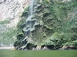 Wodospady na ścianach kanionu