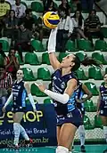 Vivian Pellegrino podczas wykonywania zagrywki w drużynie Brasília Vôlei w sezonie 2016/2017