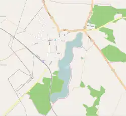 Mapa konturowa Susza, blisko centrum u góry znajduje się punkt z opisem „Parafia św. Rozalii”