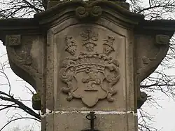 Herb von Haugwitza z Piszkowic pod krzyżem  w Suszynie, której był właścicielem (1765–82)