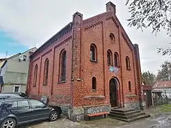 Niereferencyjny, murowany budynek synagogi z dachem dwuspadowym.