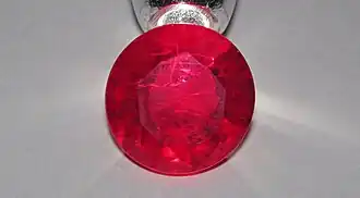 Oszlifowany syntetyczny rubin