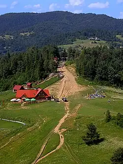 Palenica – widok na schronisko i górną stację wyciągu