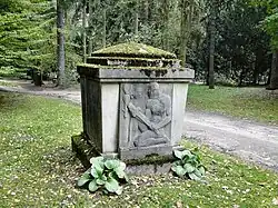 Pomnik poległych w I wojnie światowej żołnierzy z 209 Rezerwowego Pułku Piechoty. Płaskorzeźba autorstwa rzeźbiarza Hugo Lederera (1871-1940).