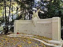 Rzeźba anioła na nagrobku rodziny Neumann