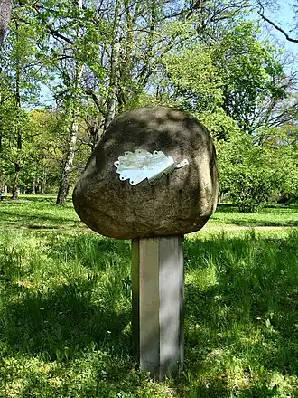 Pomnik przy wejściu do Ogrodu Dendrologicznego