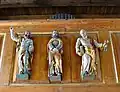 rzeźby apostołów na emporze organowej