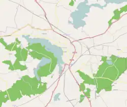 Mapa konturowa Szczecinka, blisko centrum u góry znajduje się punkt z opisem „Muzeum Regionalne w Szczecinku”