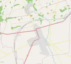 Mapa konturowa Szczuczyna, blisko centrum na dole znajduje się punkt z opisem „miejsce masowego zabójstwa Żydów”