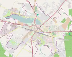 Mapa konturowa Szczytna, blisko centrum na lewo u góry znajduje się owalna plamka nieco zaostrzona i wystająca na lewo w swoim dolnym rogu z opisem „Jezioro Długie”