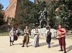 Szelindek pod smokiem Wawelskim na Jarmarku Świętojańskim w Krakowie