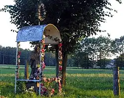 Kapliczka św. Jan Nepomucena z barokową rzeźbą z poł. XVIII w.