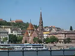 Widok na świątynię z drugiego brzegu Dunaju