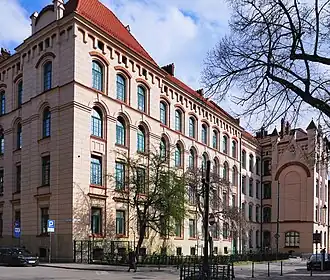 ul. Loretańska 16–18 (ul. Kapucyńska 6)Szkoła Powszechna, obecnie Zespół Szkół Energetycznych (proj. Jan Zawiejski, 1904–1907)