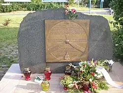 Głaz, na nim tablica z inskrypcją umieszczoną na tle stylizowanego śmigła samolotowego. Pomnik pamięci załogi brytyjskiego Liberatora