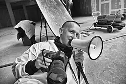 Szymon Brodziak podczas prac na planie zdjęciowym