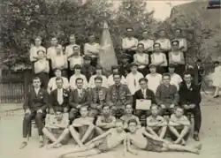 Towarzystwo Gimnastyczne "Sokół" w Lasku, w środku siedzi Józef Wawrzyniak. (1932 rok).