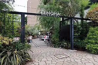 Tenoha Daikanyama kompleks sklepów i restauracji z dużą ilością miejsc do siedzenia na zewnątrz