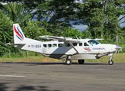 Samolot regionalny na płycie lotniska