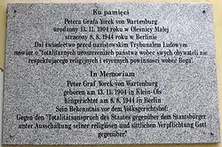 Tablica pamiątkowa na ścianie pałacu