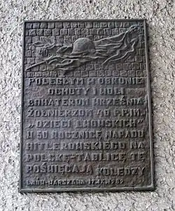 Tablica na ścianie kościoła NMP Królowej Świata na Ochocie