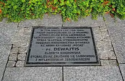 Jedna z trzech tablic pamiątkowych wmurowanych w chodnik Alej Ujazdowskich