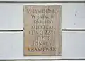 Tablica upamiętniająca Ignacego Kraszewskiego na frontowej ścianie budynku