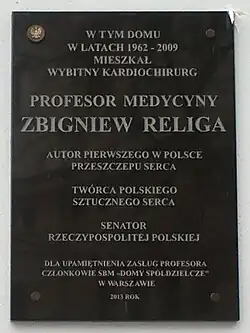Tablica poświęcona prof. Zbigniewowi Relidze, odsłonięta 7 marca 2013 roku na ścianie domu