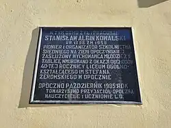 Tablica pamiątkowa ku czci Stanisława Albina Kowalskiego na ścianie budynku, w którym mieszkał.
