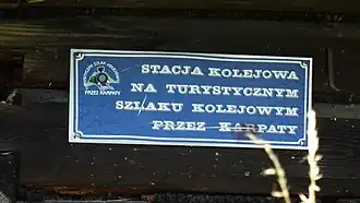Tablica Turystycznego Szlaku Kolejowego przez Karpaty na budynku stacji