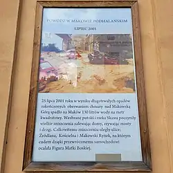 Tablica upamiętniająca powódź z lipca 2001 r. - na zdjęciu widoczna północna część Rynku i ul. Kościelna