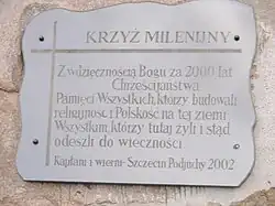 Tablica pod krzyżem milenijnym