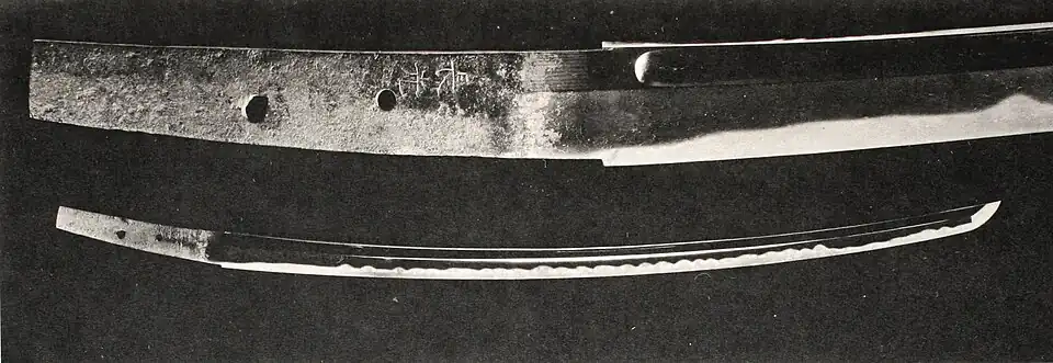 Głownia miecza z XIII w. Widoczna linia hartowania (hamon) i sygnatura miecznika na trzpieniu rękojeści