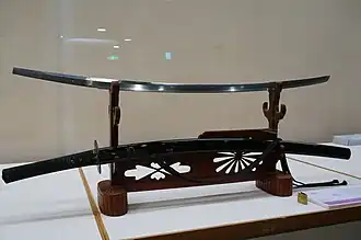 Głownia tachi z XIII w. Poniżej oprawa w stylu katany, XIX w.