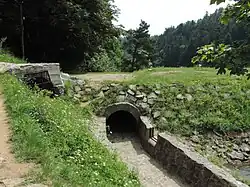 Rów pełniący rolę przepustu, zbudowany ze skał