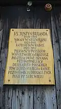 Tablica upamiętniająca ks. Justyna Wincentego Bulane na kościele