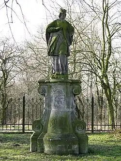 Figura na grobowcu rodzinnym Kosińskich