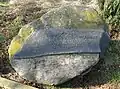 Głaz z pamiątkowym napisem