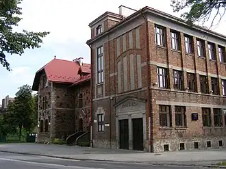 W tym tarnowskim budynku byłego Seminarium Nauczycielskiego Stefania Łącka uczyła się do matury (2018 - siedziba XVI Liceum Ogólnokształcącego, wcześniej siedziba II LO.)