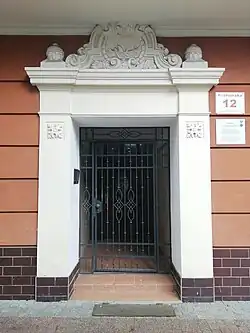 Portal z wejściem do budynku (2021)