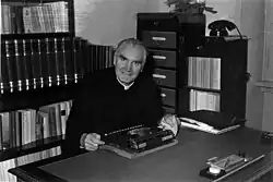 Ks. Piotr Tatarynowicz podczas pracy redakcyjnej