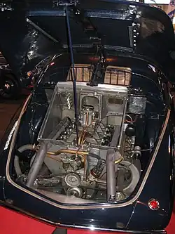 Tatra 77A z podniesioną maską