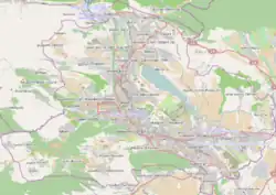 Mapa konturowa Tbilisi, blisko centrum na lewo znajduje się punkt z opisem „Stadion im. Micheila Meschiego”