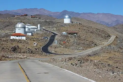 Widok na teleskop OGLE (po lewej na pierwszym planie) oraz teleskop im. Henrietty Swope (po prawej)