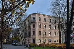 Pl. Na Groblach 12–13W tej kamienicy, pod nr 2 mieszkał Piotr Skrzynecki