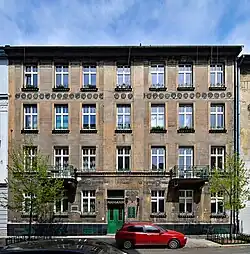 ul. Siemiradzkiego 21Kamienica czynszowa z fasadą zdobioną kwiatami słoneczników