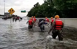 Żołnierze z Texas Army National Guard idą przez&nbsp;zalane ulice Houston
