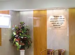 Hasło roczne z 2006 roku w j. portugalskim na Sali Królestwa: Musimy być bardziej posłuszni Bogu jako władcy niż ludziom (Dz 5:29)